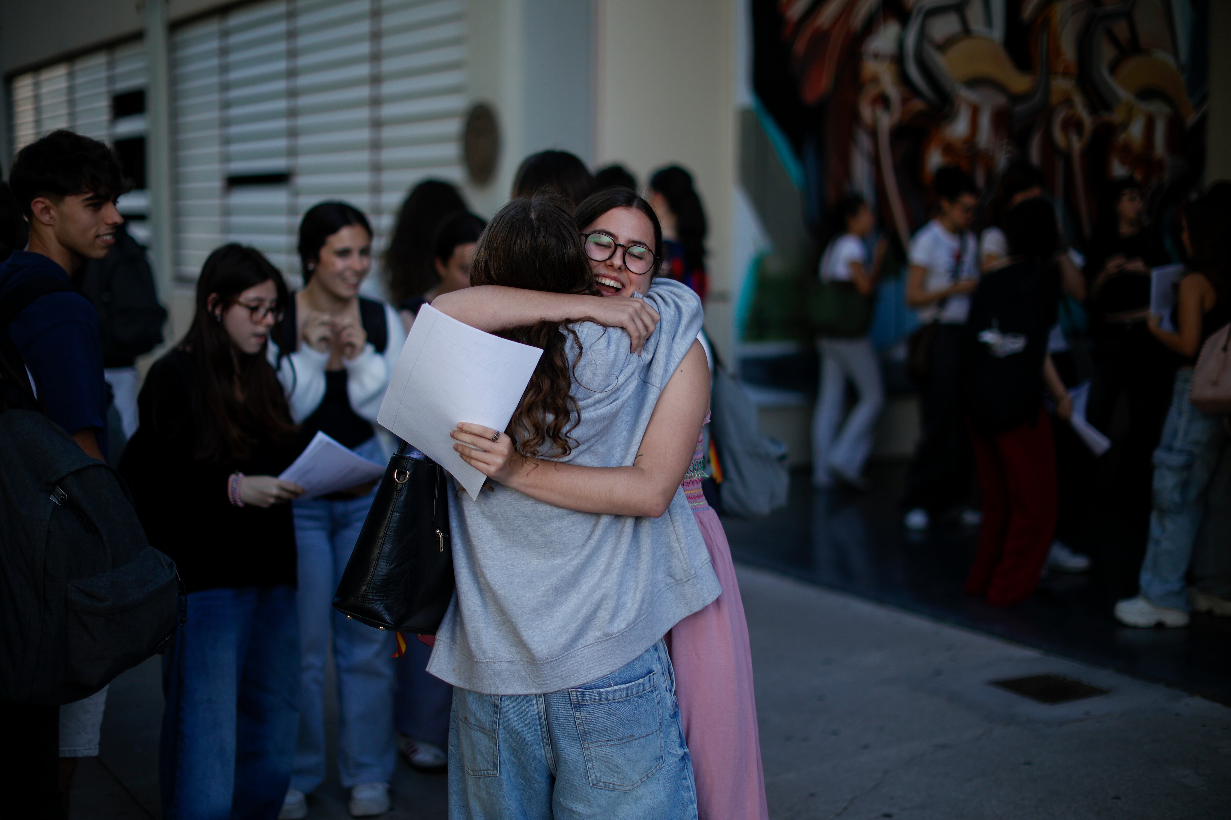 Dos estudiantes se abrazan momentos antes de presentarse a las Pruebas de Acceso a la Universidad (PAU) de 2025