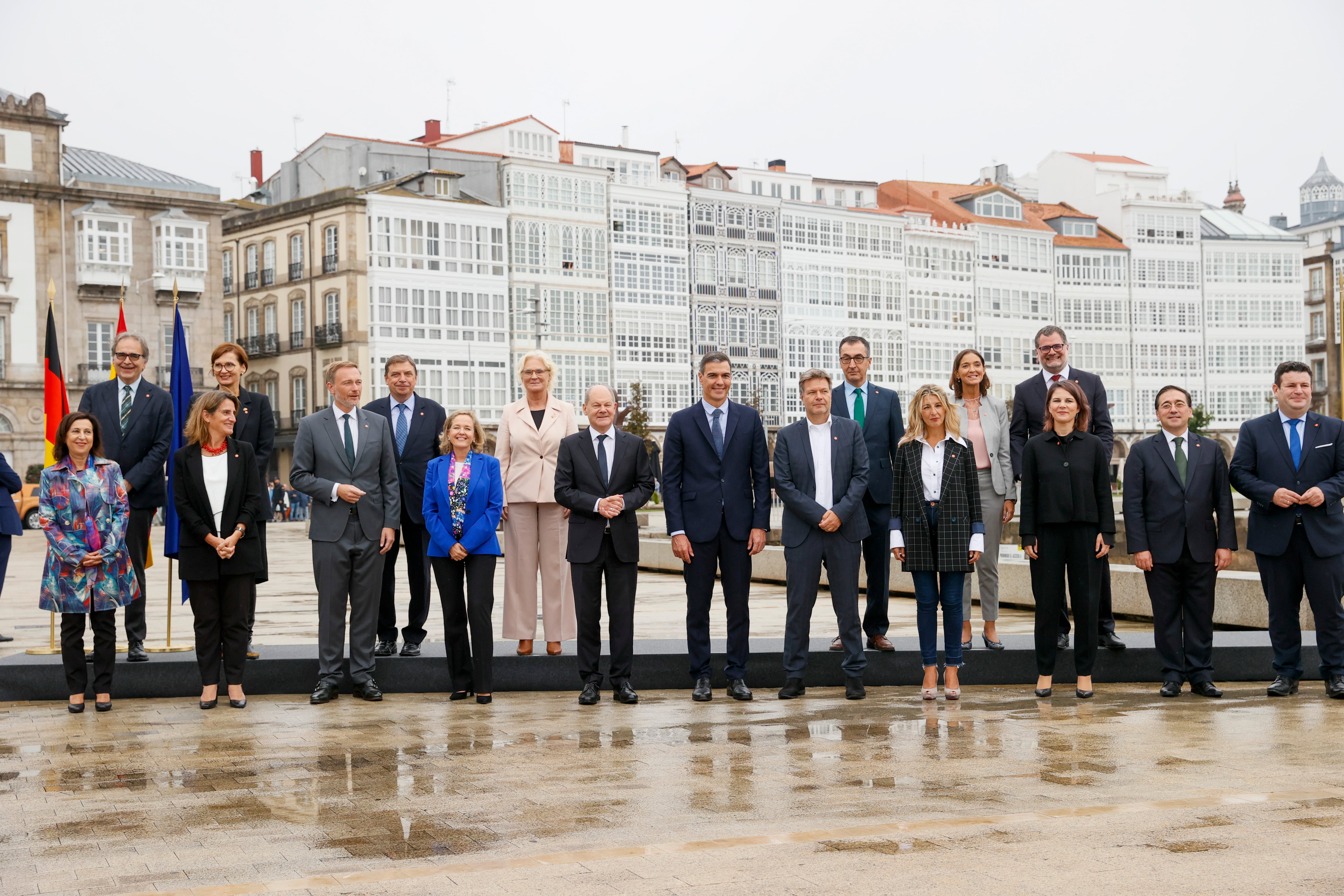 Foto de familia del presidente del Gobierno, Pedro Sánchez (c), y el canciller alemán Olaf Scholz (c-i) y los ministros asistentes a la cumbre hispano-alemana que se celebra este miércoles en A Coruña