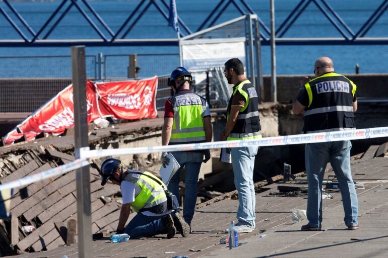 GRAF5740 VIGO (Pontevedra) -La policía científica inspecciona la zona del paseo marítimo tras el accidente ocurrido en uno de los conciertos del festival O Marisquiño y que se de desplomó a causa de una afluencia masiva de público resultando heridos 332 j