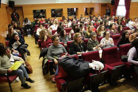 Numeroso público para asistir a la Conferencia de la defensora de los derechos de las mujeres africanas, Mama Koite, en la UJA.