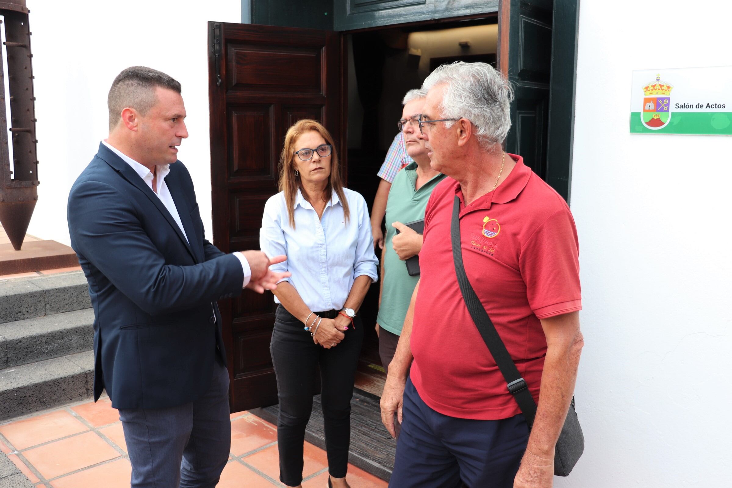 Los concejales Fátima Viñoly y Ángel Domínguez (en centro de la imagen) junto al alcalde de Yaiza, Óscar Noda, y el representante de los taxistas del municipio.