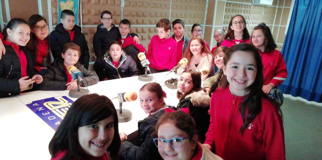 Alumnos Colegio María Inmaculada de Puertollano, visitando con sus profesores las instalaciones de Cadena SER Puertollano