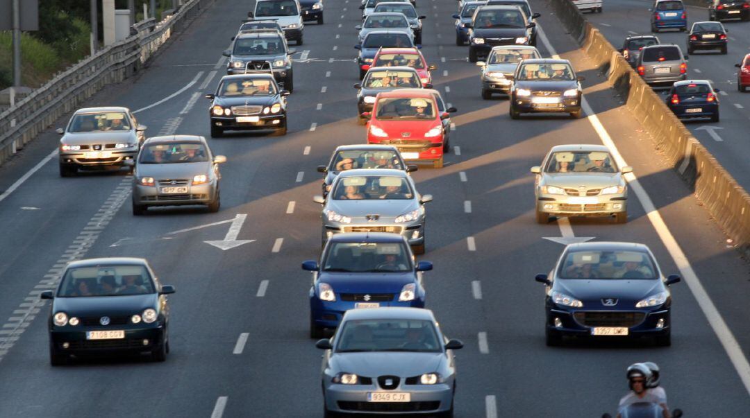 Retenciones en las salidas de Sevilla y Granada en las primera horas de la operación salida del verano.