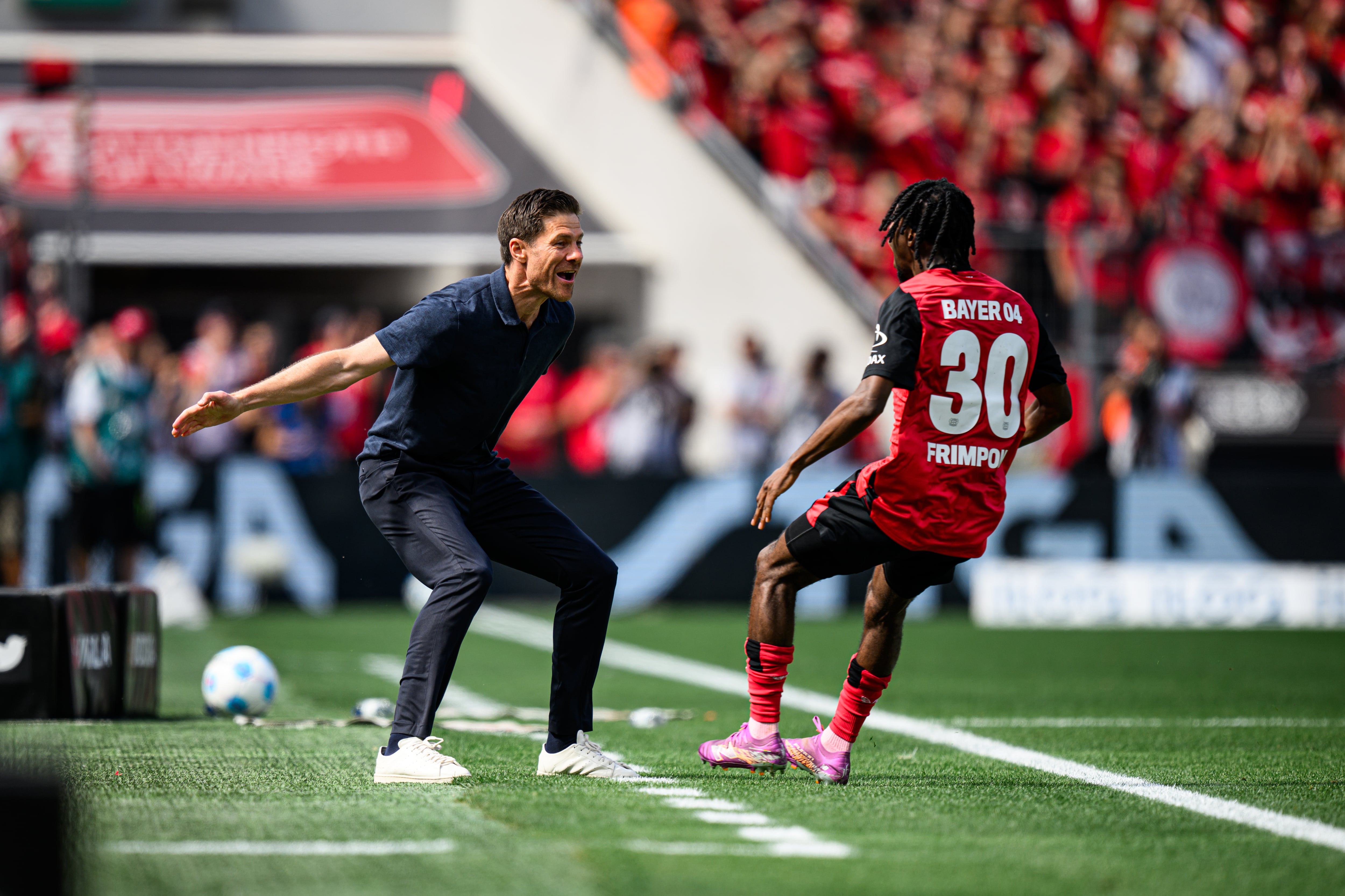 Xabi Alonso y Jeremie Frimpong, durante un partido del Leverkusen. (Jörg Schüler/Bayer 04 Leverkusen via Getty Images)