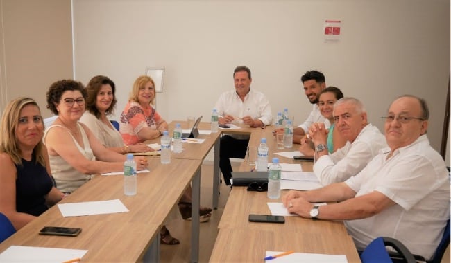 Las candidatas populares durante la reunión con las entidades sociales