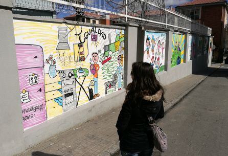 Los muros del centro muestran los grafitis realizados a partir de los dibujos de los alumnos