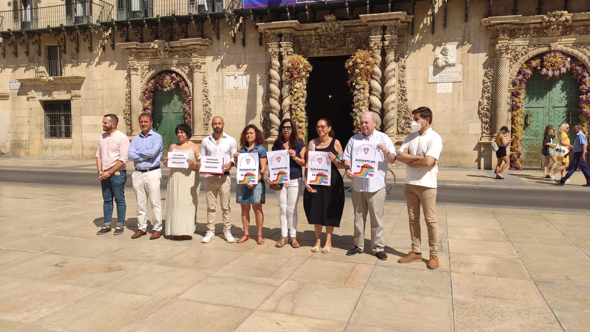 Los concejales de la oposición muestran una serie de carteles denunciando la mala gestión de la Vicealcaldesa y responsable de LGTBI en el ayuntamiento en el despliegue de la pancarta por el orgullo, acto que tachan de &quot;postureo&quot;.