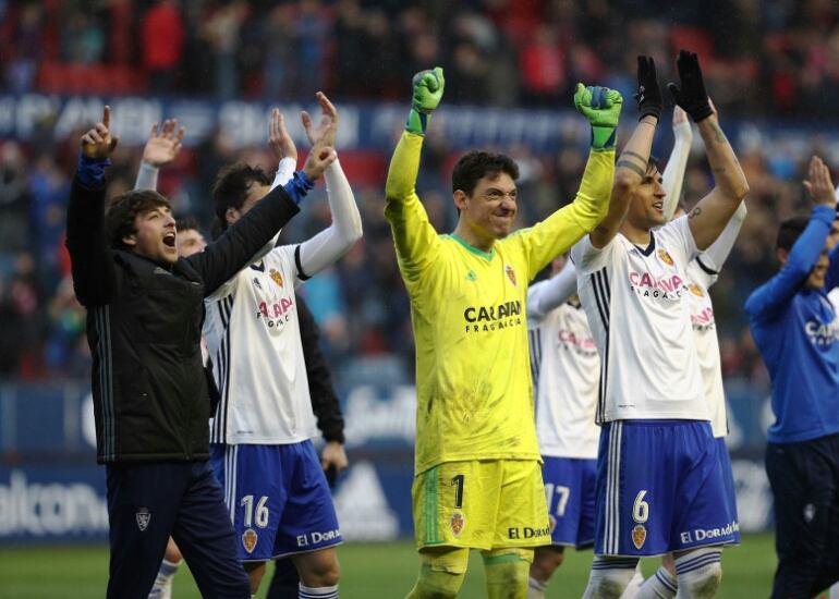 Los jugadores celebran sobre el césped de El Sadar la victoria ante Osasuna