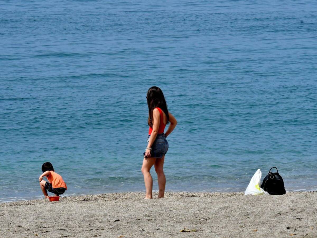 Andalucía pide abrir las playas al baño el 25 de mayo