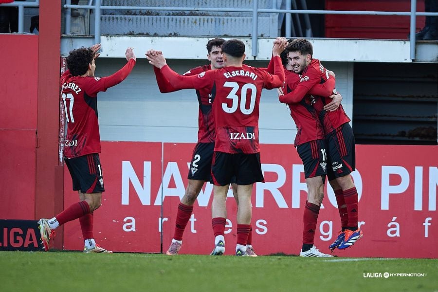 Un Mirandés colista saca los colores a un aspirante a Primera.