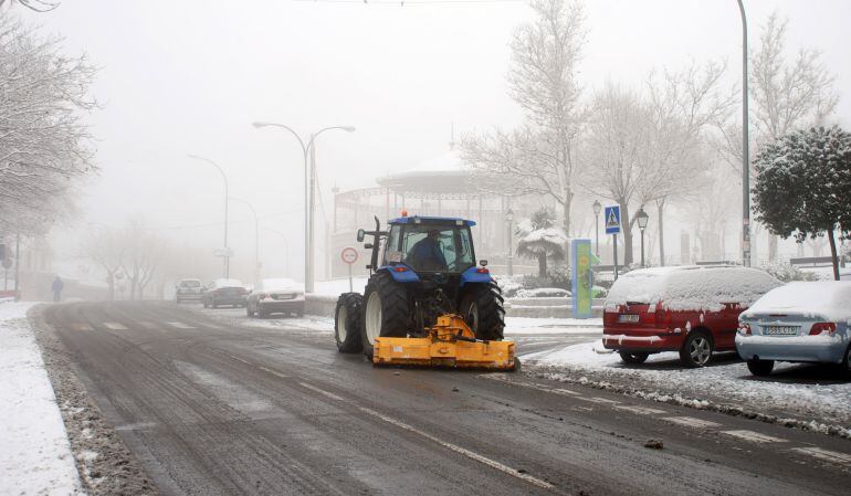Un vehículo limpia de nieve las vías de Colmenar