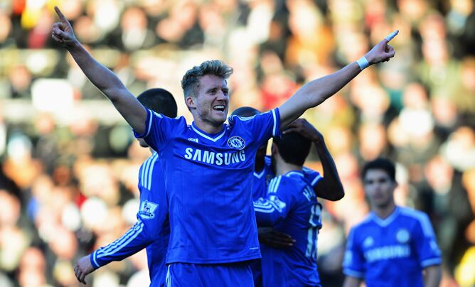 Andre Schurrle celebra uno de los goles del Chelsea de Mourinho.