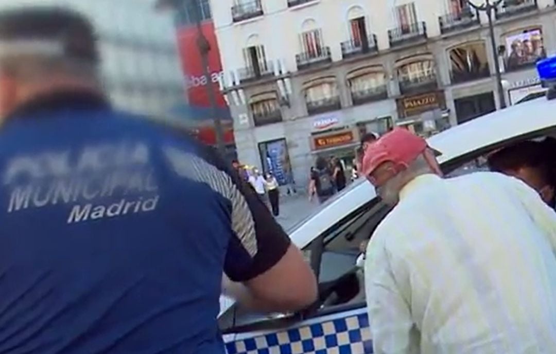 Antonio López con la Policía Municipal en la Puerta del Sol 