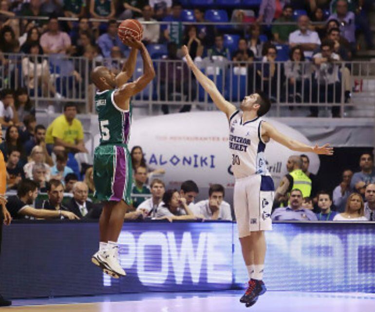 Josep Franch puntea el lanzmaiento de Jayson Granger en el partido ante el Unicaja Málaga