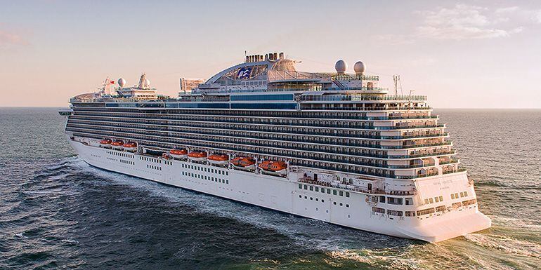 Imagen del Royal Princess, que no ha podido atracar en Cádiz por el fuerte viento