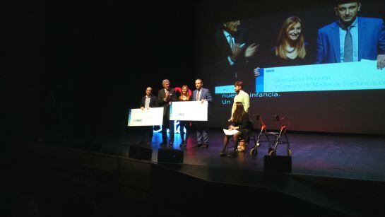 Luis Sánchez y Ana Rosa García recogen el premio de la mano del alcalde, José Luis Rivas y del representante del BBVA, Iván Merino