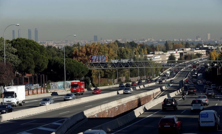 Diversos vehículos circulan por la carretera de la Coruña, en sentido entrada a la capital. 