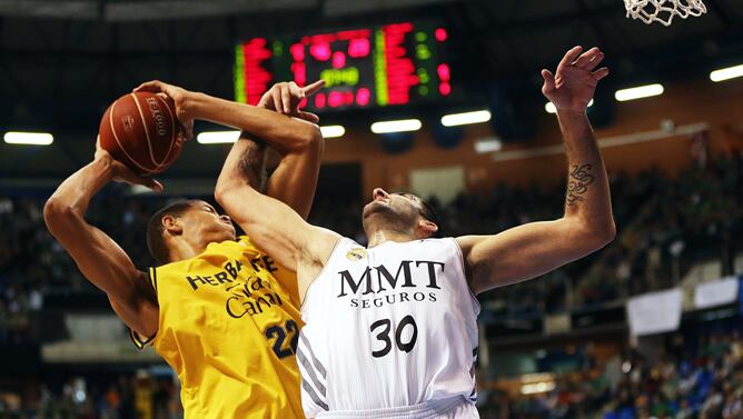 El pívot del Herbalife Gran Canaria Walter S.Tavares lucha el balón con el pívot griego del Real Madrid Ioannis Bourousis durante el partido de cuartos de final de la Copa del Rey