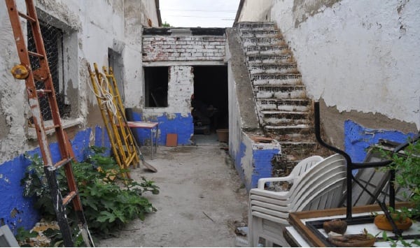 Vivienda abandonada utilizada como criadero de aves