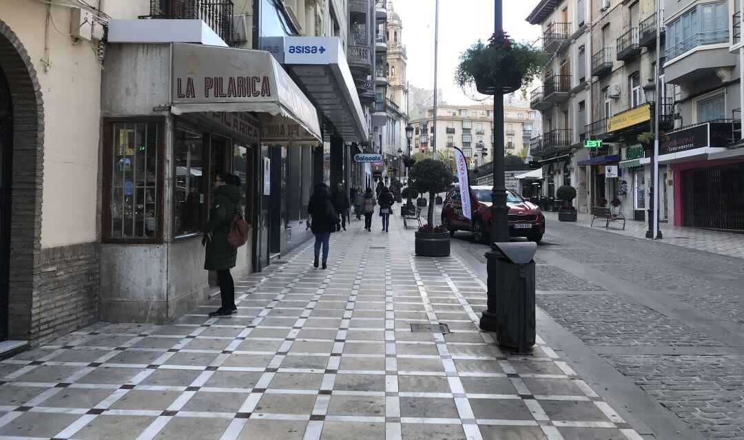 Varias personas andan por la calle Bernabé Soriano.