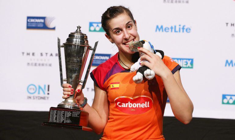 Carolina Marin posa con el trofeo del Open de Australia