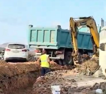 Camión y excavadora en Lanzarote.