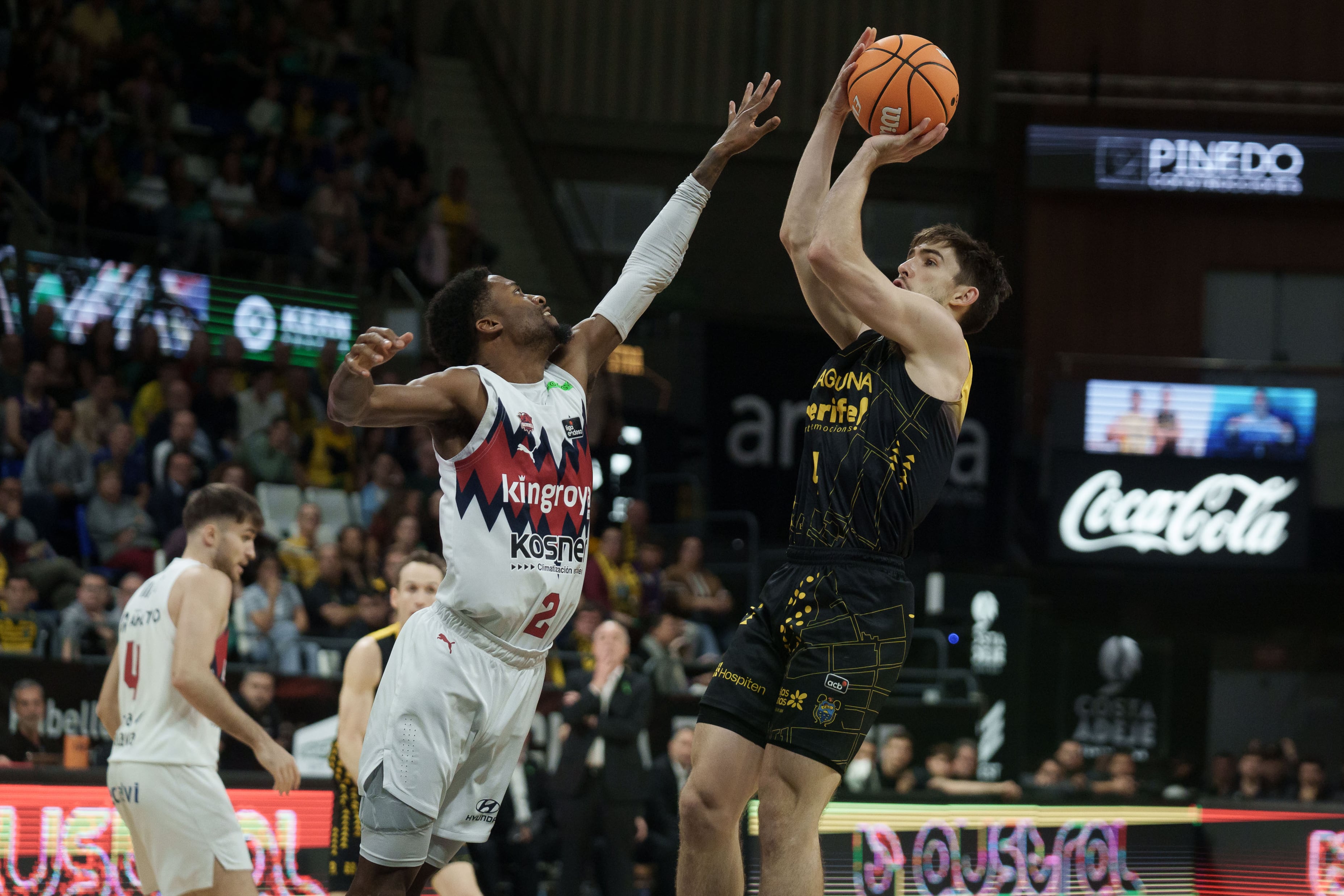 LA LAGUNA (TENERIFE), 01/02/2026.- El escolta del La Laguna Tenerife Wesley Van Beck (d) lanza a canasta ante el base del Baskonia Kobi Simmons (i) durante el partido correspondiente a la liga Endesa que se celebra este domingo en el Pabellón Santiago Martín de La Laguna (Tenerife) que enfrenta al La Laguna Tenerife y al Kosner Baskonia. EFE/ Ramón De La Rocha