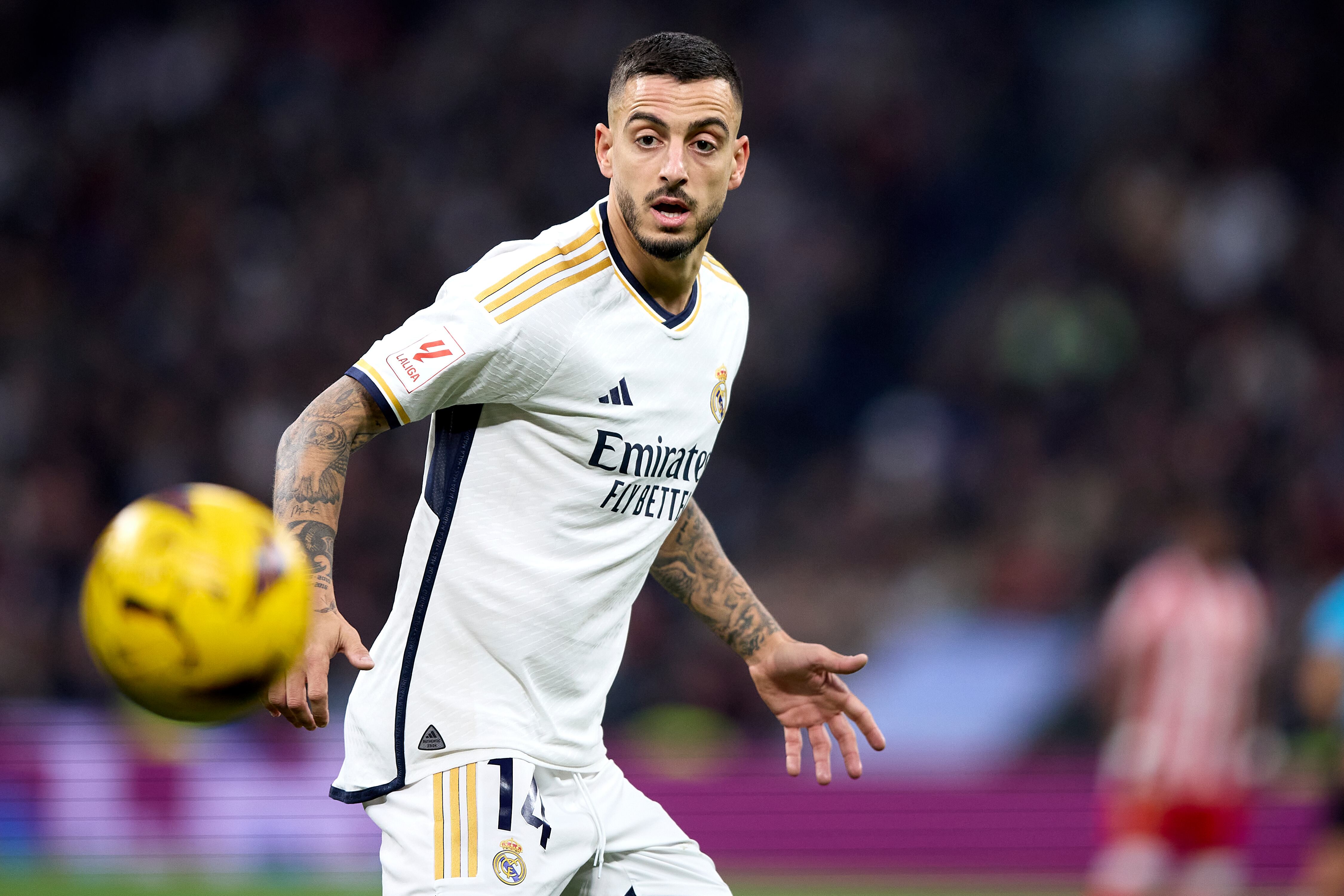 Joselu Mato defendiendo la camiseta del Real Madrid