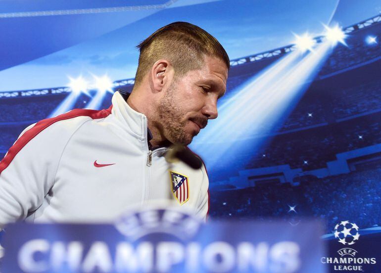 Simeone abandona la rueda de prensa tras comparecer ante los medios.