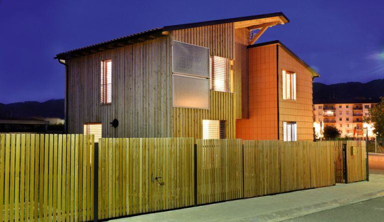 Casa pasiva construida en madera y con paneles solares en su fachada