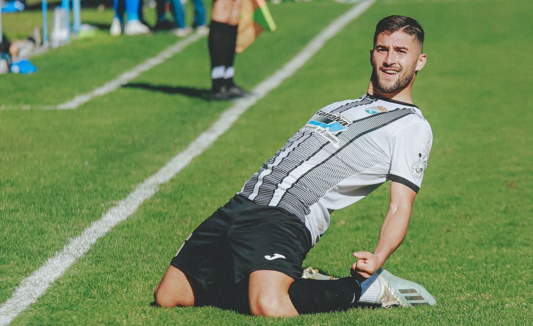 Chuma celebrando un gol en Chapín