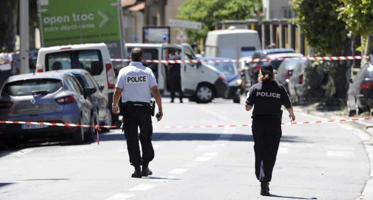 Miembros de la policía acordonan el barrio donde reside el supuesto terrorista.