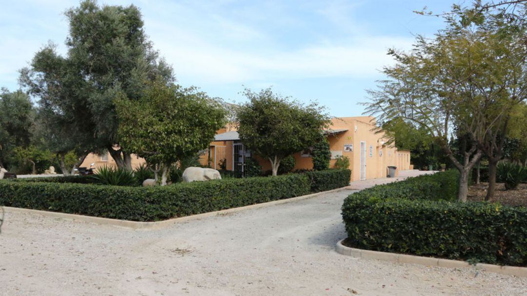 Vista del acceso de la Protectora de Animales, ubicada en Bacarot.