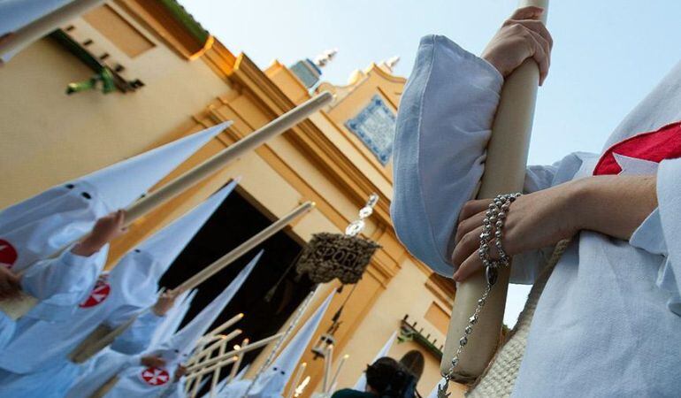Nazarenos salen de San Juan de la Palma en la tarde del Domingo de Ramos