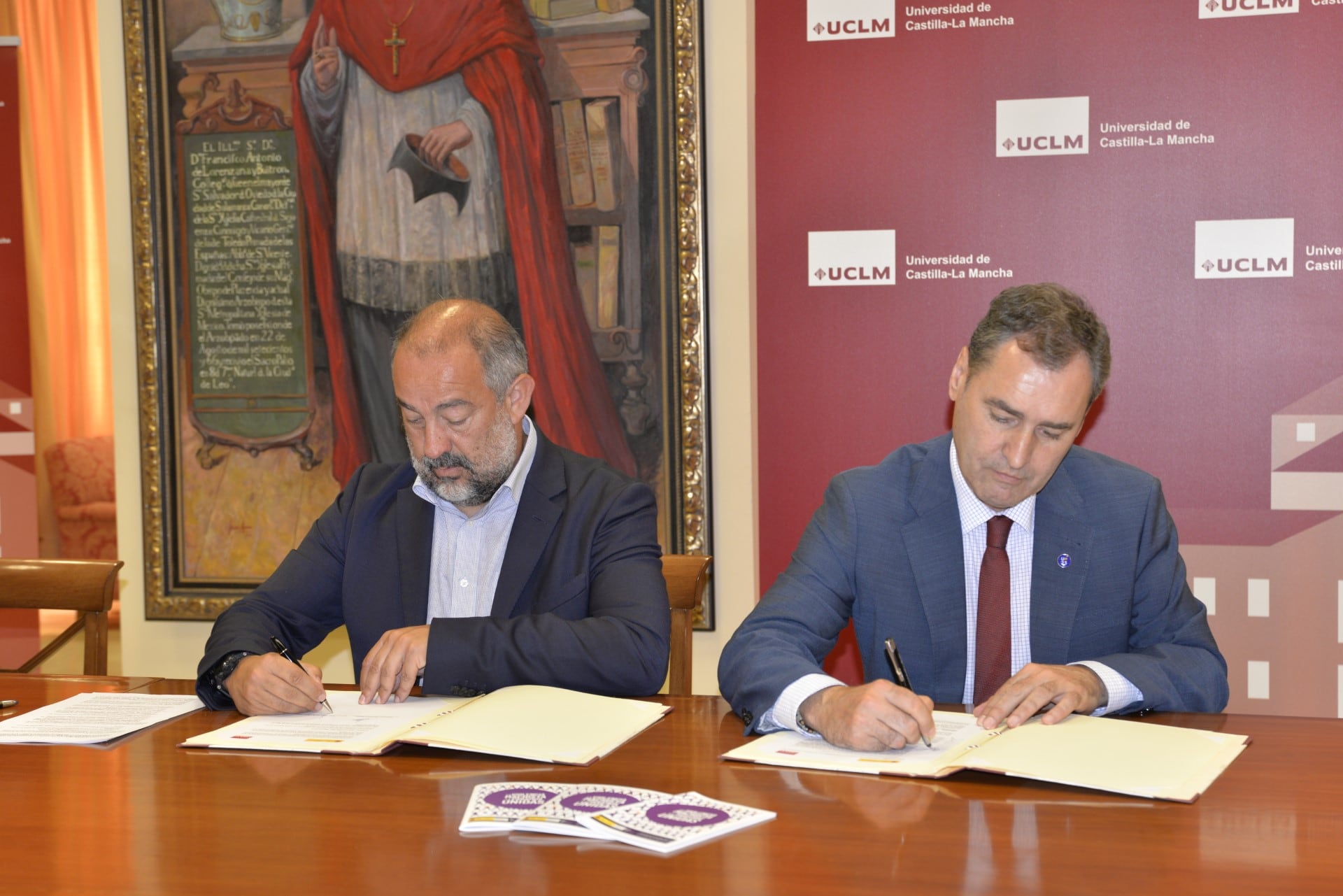 Julián Garde y Francisco Tierraseca durante el acto de la firma