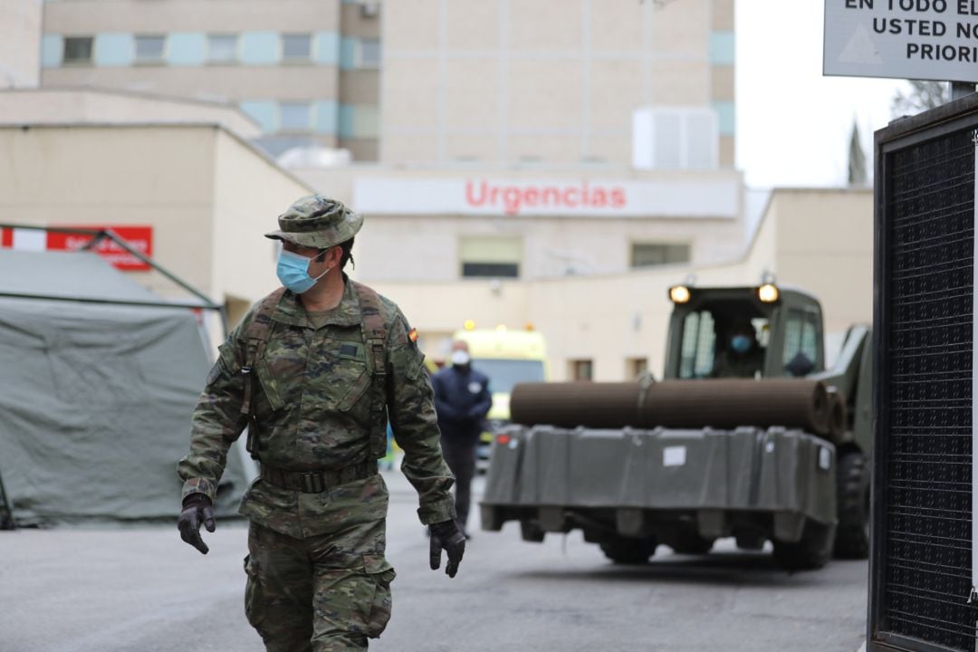 Un soldado pasa junto a un hospital provisional en Madrid en una imagen de archivo