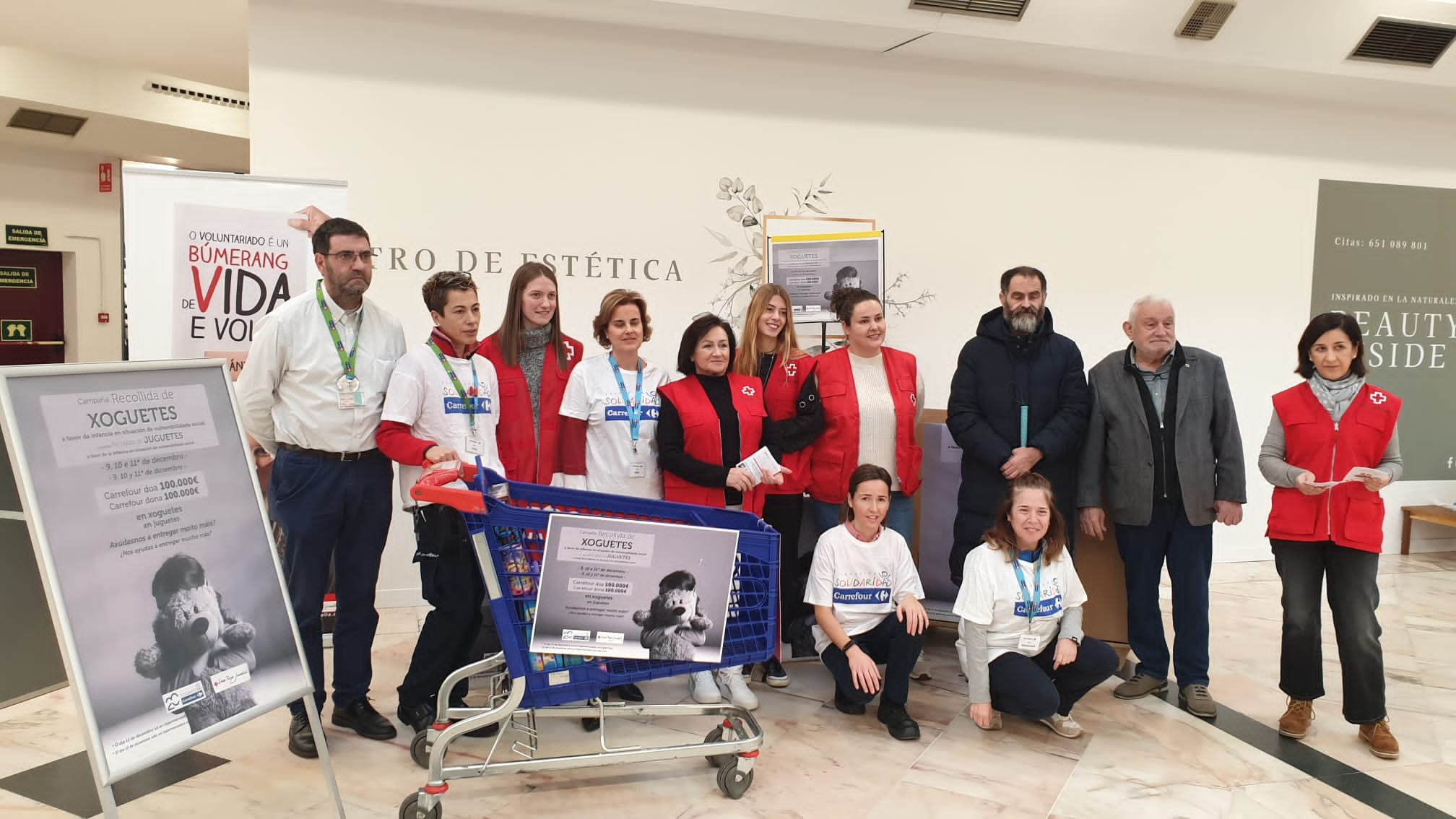 Trabajadores y voluntarios de Carrefour Lugo y Cruz Roja Española, en el stand solidario instalado en el Carrefour de Lugo