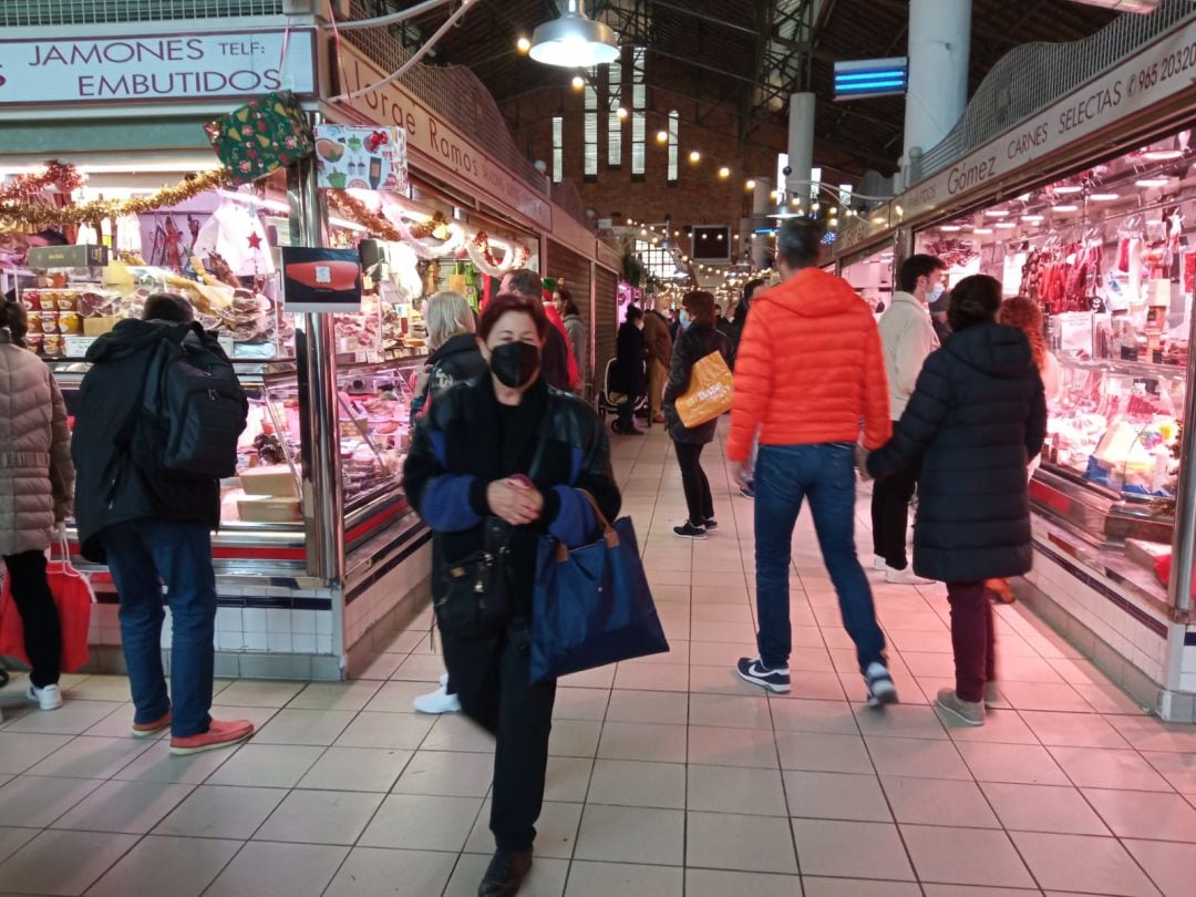 Clientes del Mercado Central ultimando sus compras esta Nochebuena.