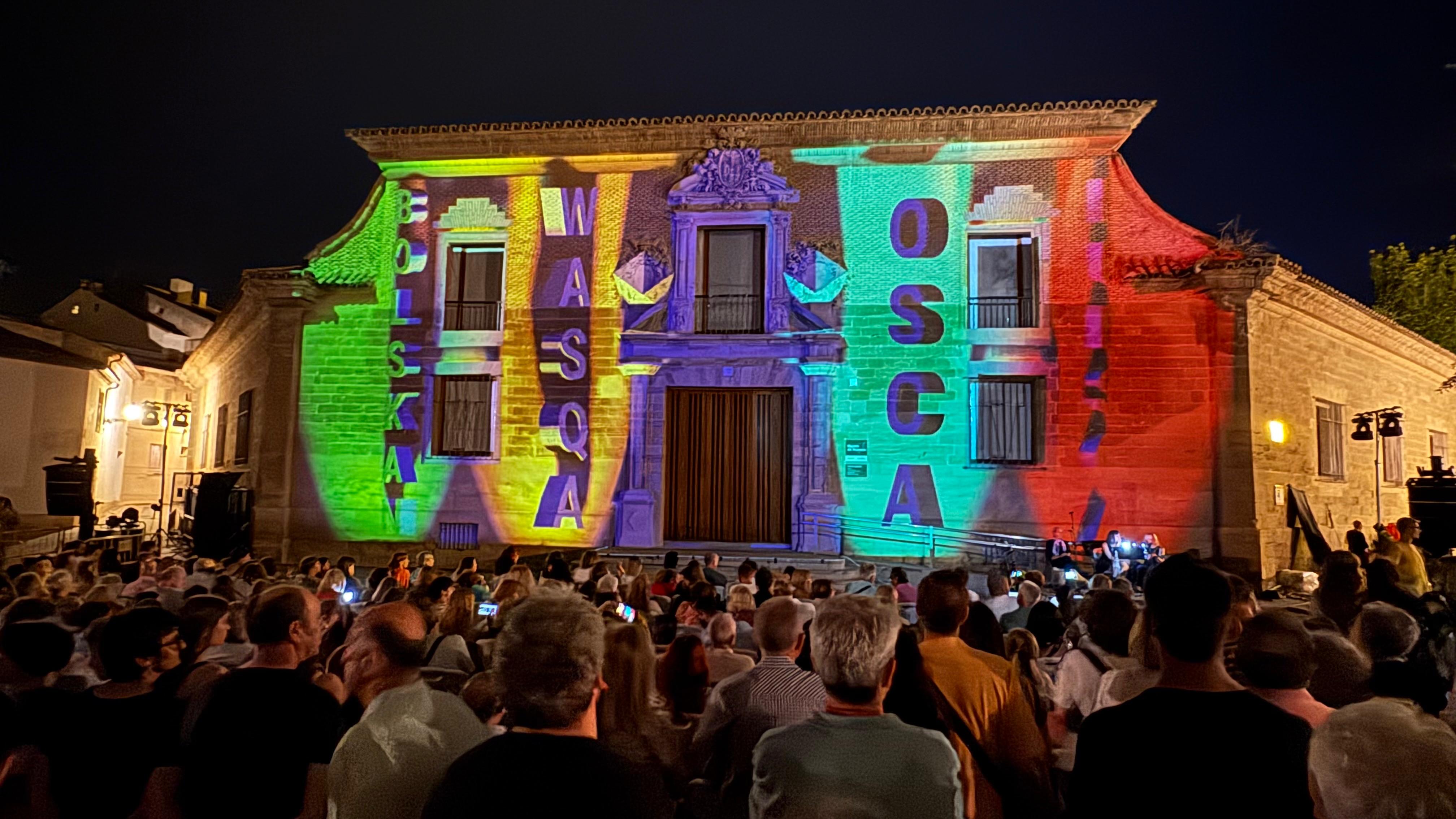 La plaza Universidad se llenaba para vivir el espectáculo