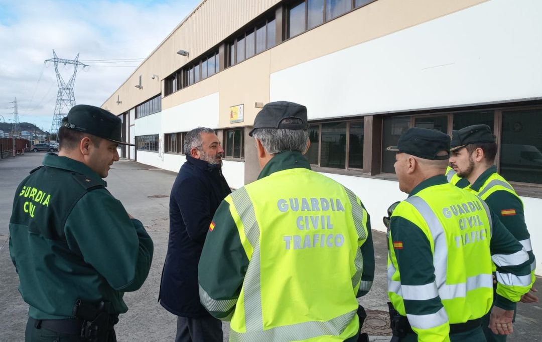 El Subdelegado del Gobierno, Pedro de la Fuente, en las instalaciones del Subsector de Tráfico junto a sus responsables de la Guardia Civil