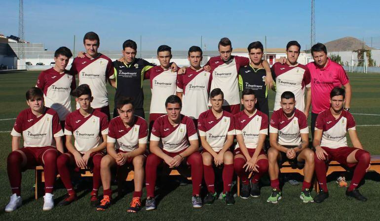 Manu (de pie, tercero por la derecha), en la presentación del equipo