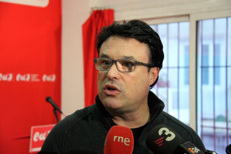 Primer pla del coordinador general d'EUiA, Joan Josep Nuet, a la seu del partit (04-11-2015)