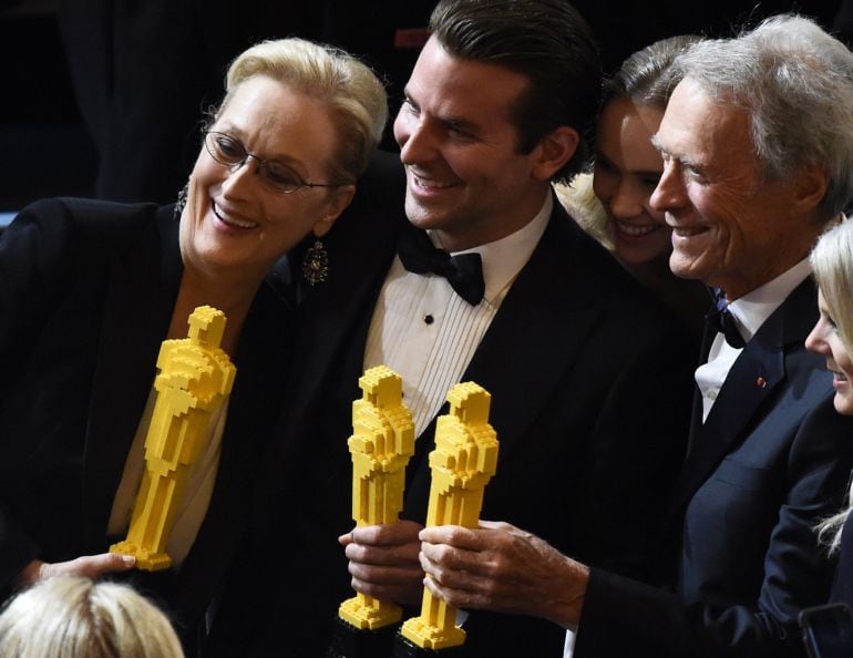 Clint Eastwood (R), Meryl Streep (L) and Bradley Cooper pose for a photo with Oscars made of lego bricks after the end of the 87th Oscars February 22, 2015 in Hollywood, California. AFP PHOTO / Robyn BECK