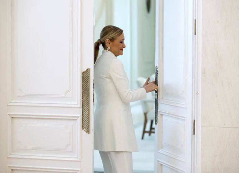 Cristina Cifuentes tras la rueda de prensa ofrecida hoy en la que ha anunciado su dimisión como presidenta de la Comunidad de Madrid 