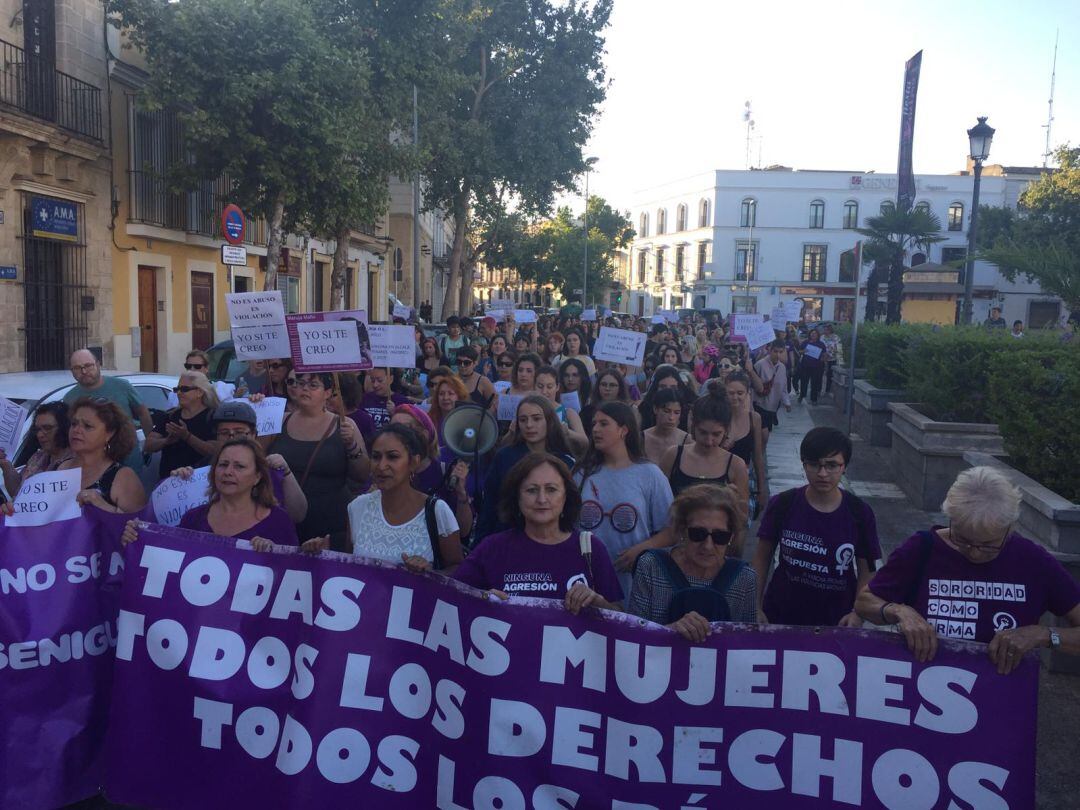 Manifestación por las calles de Jerez en la tarde de este lunes en apoyo a la víctima de Manresa