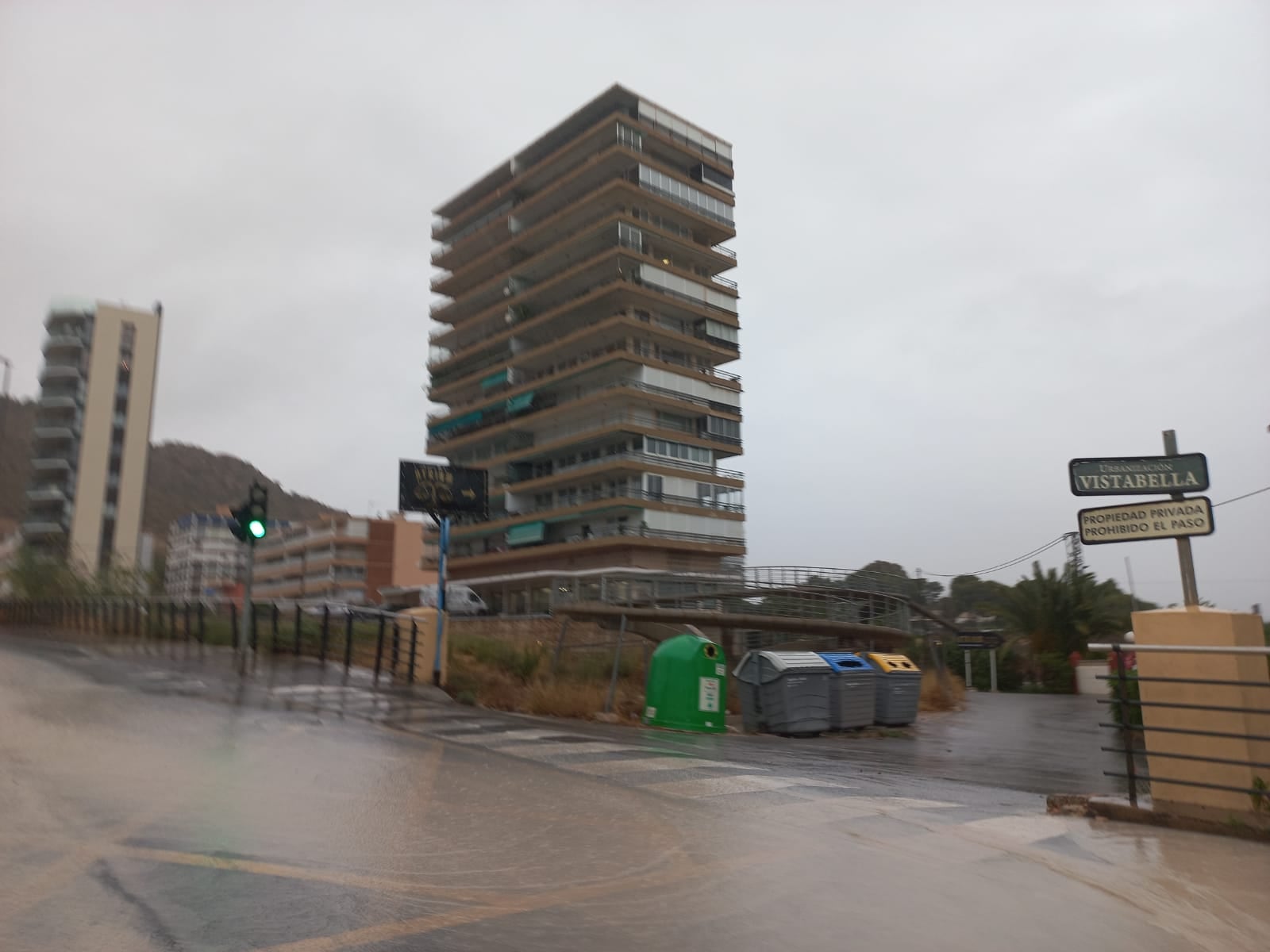 El agua caída se acumula en la zona de la Albufereta de Alicante