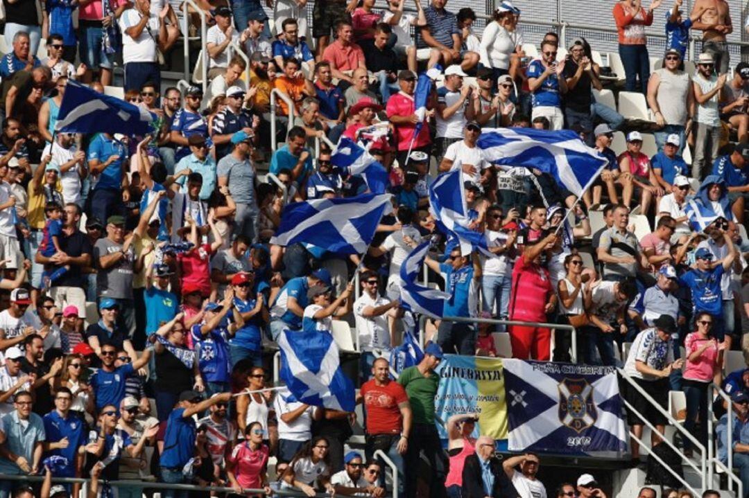 Aficionados del CD Tenerife, en el Heliodoro Rodríguez.