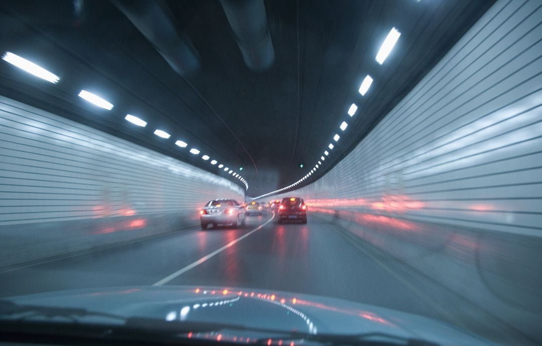 Varios vehículos circulan en el interior de un túnel.