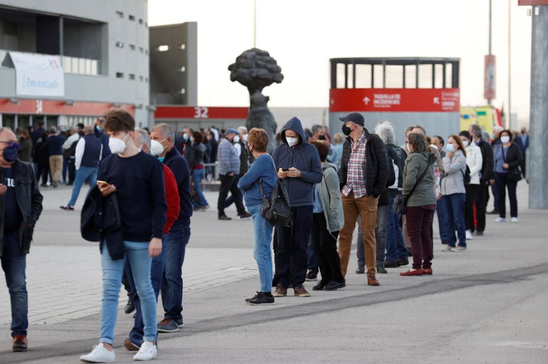 Colas para recibir la vacuna contra la COVID-19 en el estadio Wanda Metropolitano de Madrid