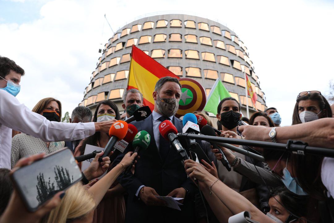 El presidente de Vox, Santiago Abascal, frente al Constitucional pidiendo que se suspenda la ley de eutanasia